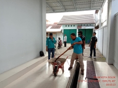 Jumat bersih di lingkungan Kantor PDAM Kota Solok. Goro bersama karyawan/tu PDAM  Mari hidup sehat dan bersih