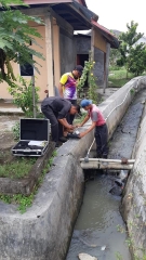 Pemeliharaan Untuk kelancaran air kepada pelanggan PDAM Kota Solok, Tim Produksi dan Bagian Distribusi melakukan pengukuran pada Sumber Air Pincuran Gadang khususnya darah Tanah Garam.