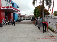 Jumat bersih di lingkungan Kantor PDAM Kota Solok. Goro bersama karyawan/tu PDAM  Mari hidup sehat dan bersih